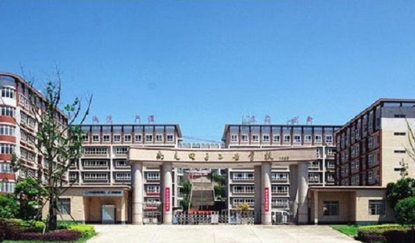 学校大门