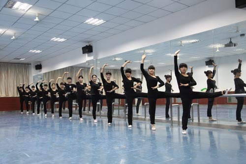 河北商贸学校幼师专业形体训练课 河北商贸学校幼师专业形体训练课