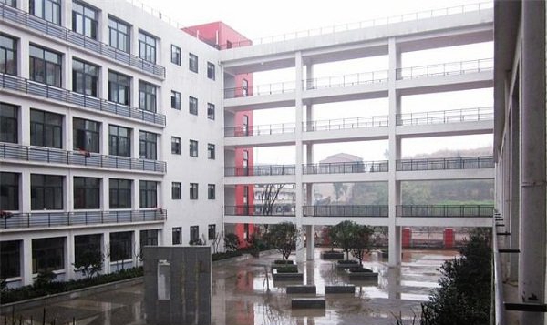 四川省马尔康民族师范学校